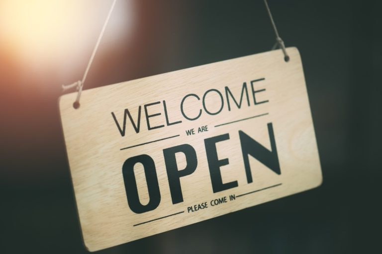 Kostenloser Hörtext und Beratung Schild mit der Aufschrift "Welcome" und "Open".