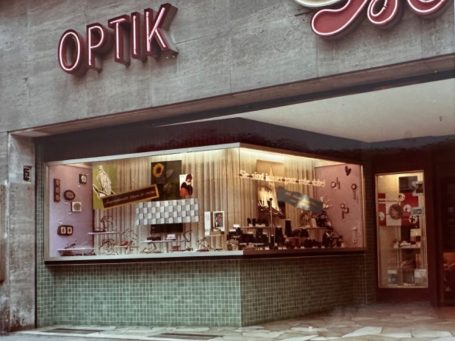ISE Optik Bremerhaven 1960 Schaufenster des alten Ise Optikgeschäfts mit Brillen und bunten Dekorationen in Bremerhaven.