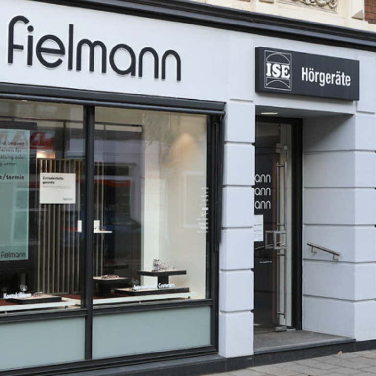 ISE Hörgeräte Filiale Grasshoffstraße Ise Hörgeräte und Fielmann-Filiale mit Eingang und Schaufenster in urbaner Umgebung.