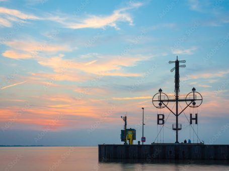 Wahrzeichen von Bremerhaven bei Sonnenuntergang, mit buntem Himmel im Hintergrund.